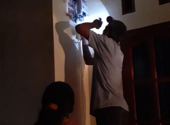 Mang Deni Pejuang Pemasang KWH Meter Terangi Konsumen PLN