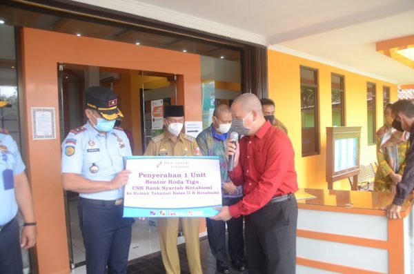 Bank Syariah Hibah Kendaraan Roda Tiga Pengangkut Sampah Lapas Kelas IIA dan Rutan Kelas IIB Kotabumi