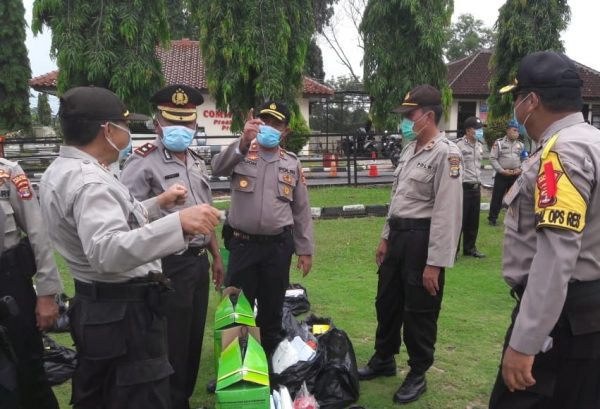 AKBP Bambang Yudho Martono Distribusikan Alat Semprot, Cairan Disinfektan, dan APD