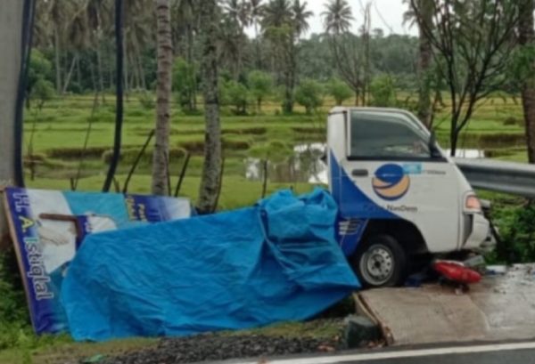 Pick-up Sarat Muatan Baliho Partai Nasdem Tabrak Ujung Besi Pembatas Jalan Satu Tewas