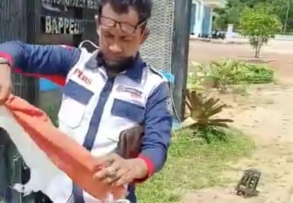 Tanpa Izin Pemilik Dua Wartawan Turunkan dan ambil Bendera Merah Putih Milik Kantor Bappeda Mesuji?