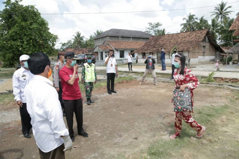 Pasien Wanita Covid-19 Asal Pringsewu Dinyatakan Sembuh, Pulang di Sambut Bupati dan Isolasi Diri Lagi 14 Hari