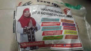 Bantuan Beras 10 Kilo Untuk Warga Ada Stiker Bakalcalon Walikota Eva Dwiyana?