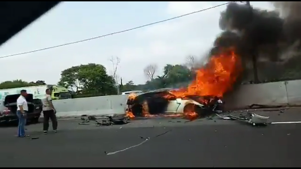 Wakajagung Amirsyah Tewas Dalam Mobil Sport Nissan GT-R Terbakar di Jalan Tol, Temannya Masih Dirawat