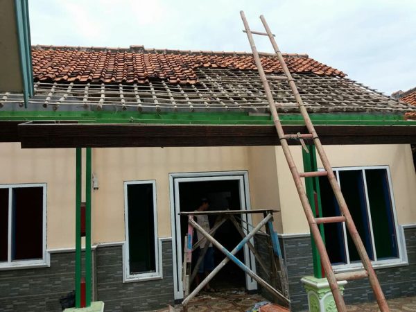 Kesal Dengan Suami TKI Asal Lampung Timur Pulang Kampung Dan Robohkan Rumahnya