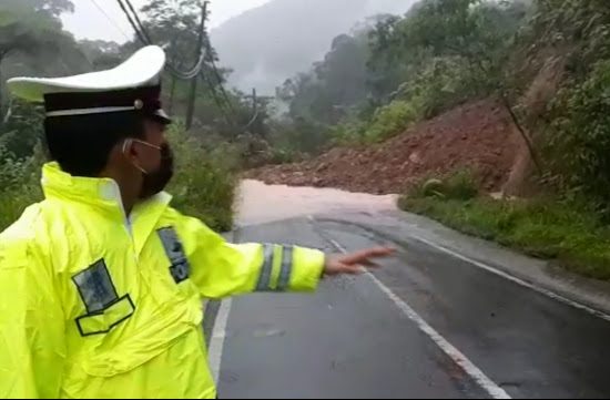 Jalan Liwa-Krui Putus Total Tertutup Longsor