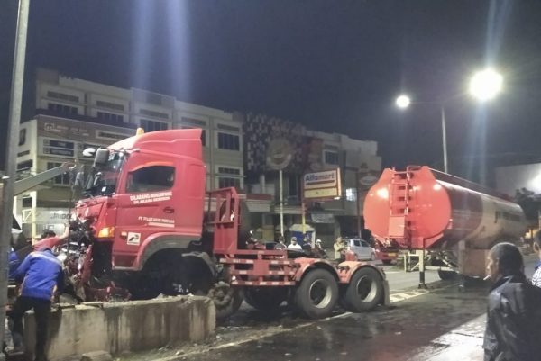 Truk Tangki Pertamina Tabrak Ujung Jalan Plyover, Tiga Jam Baru Evakuasi
