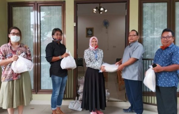 Pokdar Kamtibmas Kota Metro Salurkan Bantuan ke Masyarakat Gereja Hati Kudus