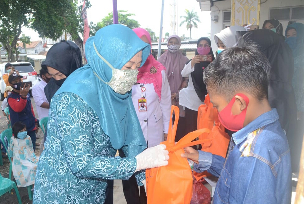 Tingkatkan Kualitas Hidup Penyandang Thalasemia, Relawan dan PMI Lampura Salurkan Donasi