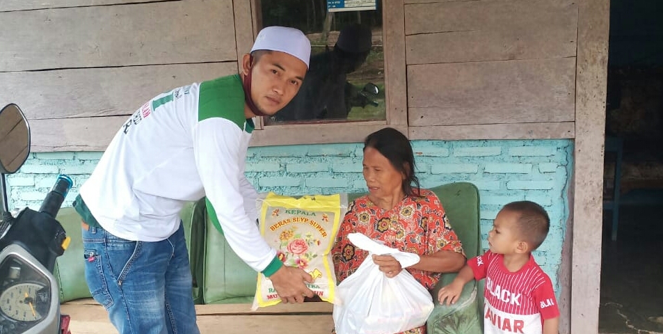 FPI dan BKMT Lampura Terus Tebarkan Bansos Selama Ramadhan 1441 H
