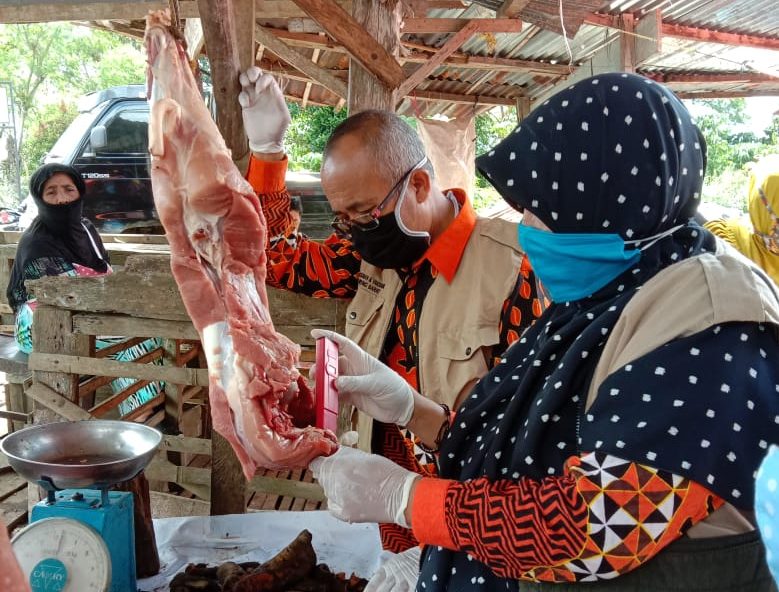 Disbunak Sidak Penjual Daging Dipasar Sebelat