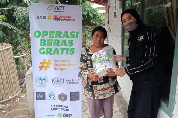 Operasi Beras Gratis Sambangi Warga Kedaton Bandar Lampung