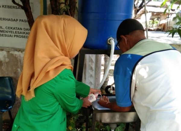 Kelompok 37 KKN Uniiversitas Malikussaleh Sosialisasi Cuci Tangan dan Bagikan Masker