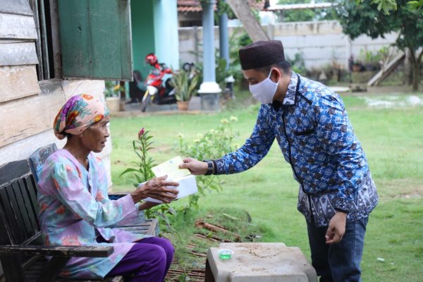Ketua LKKS Bagikan Makanan Buka Puasa Kepada Lansia dan Anak Terlantar di Kawasan Natar