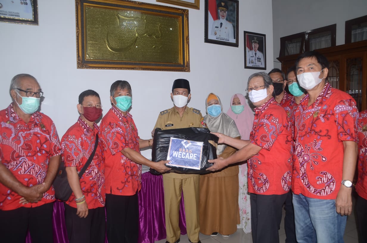 Marga Tionghoa Bantu APD Lengkap untuk Pemkab. Lampura Tangani Covid-19