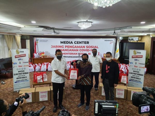 EMTEK Peduli Serahkan 10 Ribu Paket Sembako Kepada Menteri Sosial