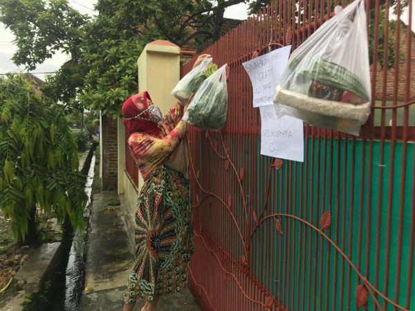Kreatif Gerakan SIGER Riana Sari Arinal Berbagi #dirumahaja Silahkan Ambil Bantuan Digantung di Pagar Rumah