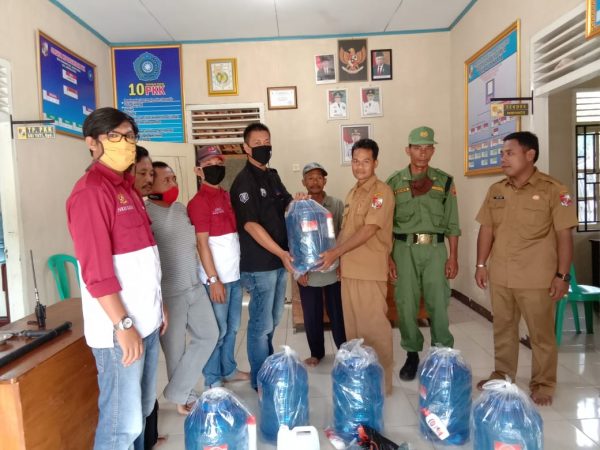 DPC PWRI Lampura Bantu Peralatan Basmi Covid-19 di Desa Surakarta