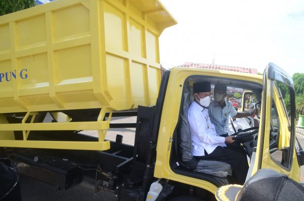 Budi Utomo Terima Satu Unit Dump Truck CSR Bank Lampung