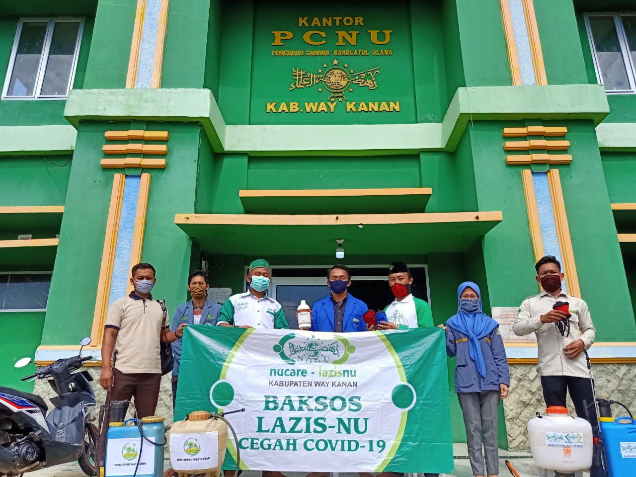 Satgas NU Peduli Covid 19 Baradatu Seprot Disinfektan dan Bagikan Masker