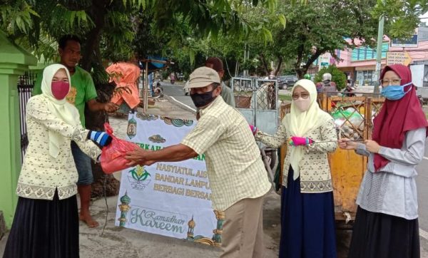 Nasyiyatul Aisyiyah Berbagi Paket Sembako Kepada Masyarakat