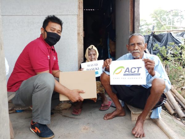 ACT Lampung Bagikan Bingkisan Lebaran Untuk Pejuang Kemanusiaan