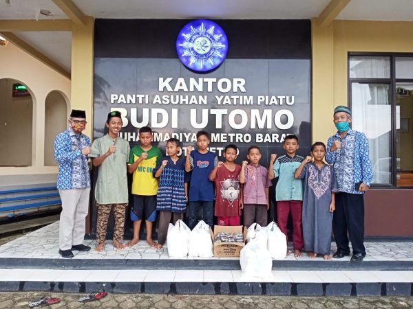 Tim Riana Sari Arinal Kembali Bagikan Nasi Kotak di Kota Metro