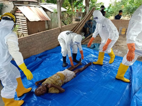 Wanita Gila di Pasar Simpang Pematang Ditemukan Tewas, Petugas Evakuasi Jenazah Dengan SOP Covi-19 Langsung di Kubur Bungkus Terpal
