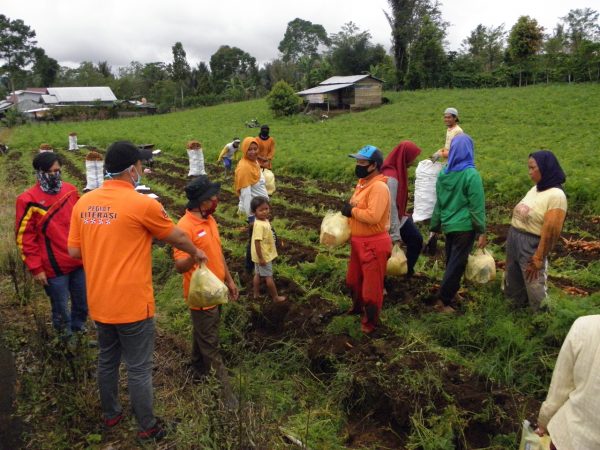 Jum’at Berbagi, Tim GLD Lambar Bagikan 200 Paket Sembako Untuk Buruh Kebun Sayuran