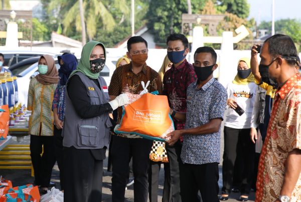 Riana Arinal Kembali Salurkan Bantuan Program “Jumat Barokah”