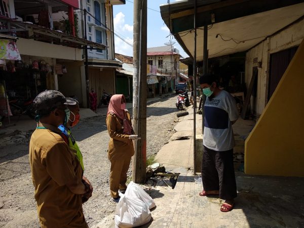 Camat Desta Budi Rahayu Salurkan Paket Sembako Untuk Warga Yang Isolasi Mandiri