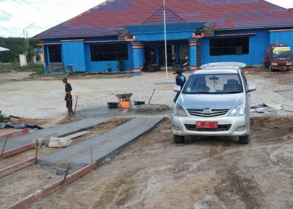 Mobil Dinas Sekertaris Angkut Material Semen Proyek APBD Paving Blok Kantor BPBD