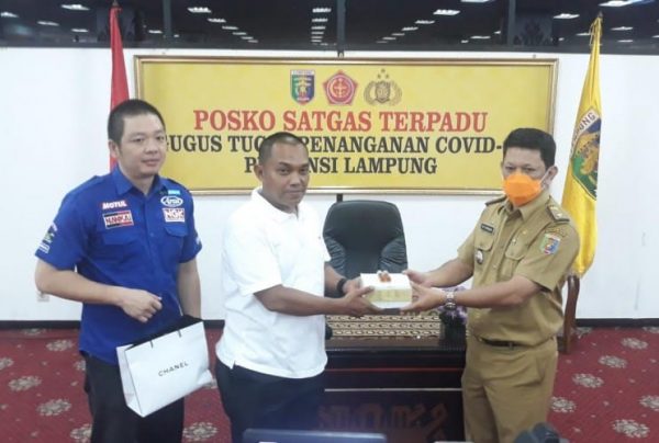 Eko M Cahyo Serahkan 50 Pic Minyak Olahan Eucalyptus Globulus Kepada Tim Gugus Tugas Covid-19 Provinsi Lampung