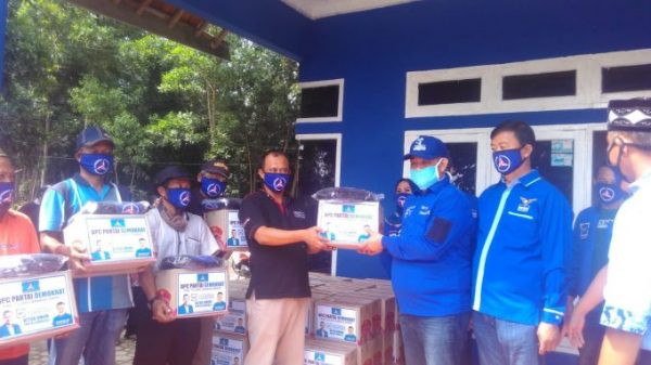DPC Demokrat Bagikan 1000 Dus Mie Instan Kepada Warga Terdampak Covid-19