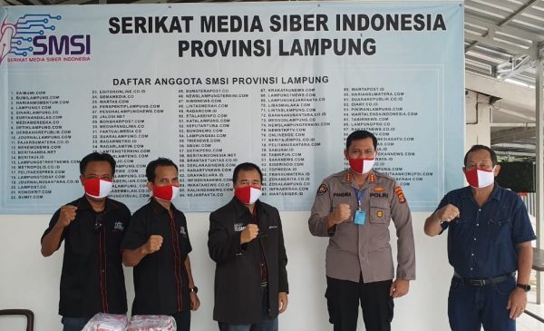 Polda Saluran Bantuan Masker Merah Putih Untuk Pengurus SMSI Lampung