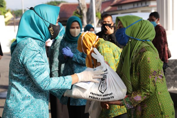 Jumat Barokah ke-6, Riana Arinal Bagikan Sembako dan Nasi Kotak