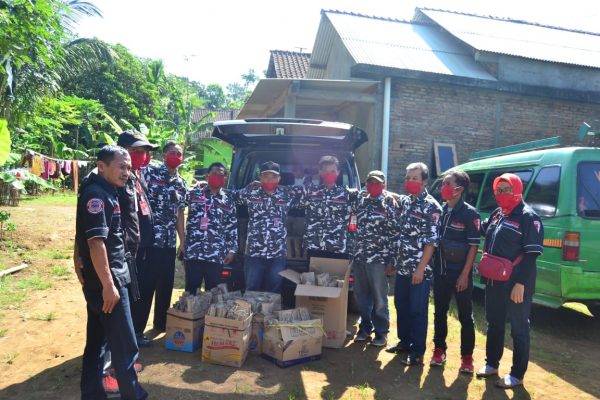 DPD SAPU JAGAD Semarang Bagikan Ribuan Masker dan Takjil Buka Puasa