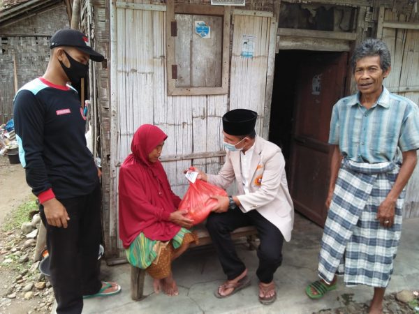 Muhammadiyah Covid-19 Command Center Pardasuka Bagikan Sembako