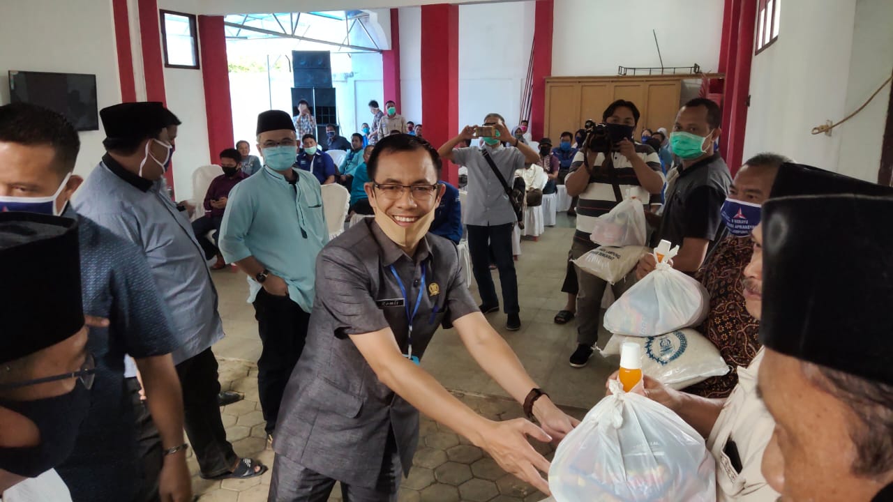 Ketua DPRD Lampura Bagikan 1,4 Ton Beras dan 300 Paket Sembako