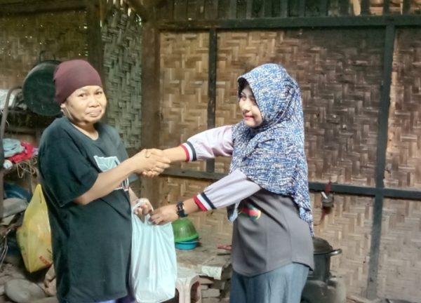 IKWI Kota Metro Berbagi Bingkisan Kepada Dhuafa Dan Warga Terdampak Covid-19