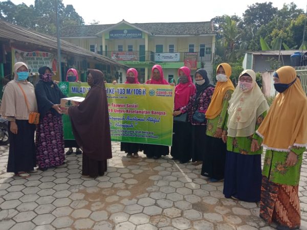 Milad ke-103, ‘Aisyiyah Poncowati Salurkan Bantuan Untuk Guru TK dan SD