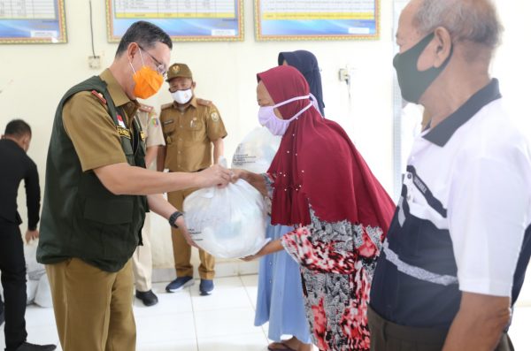 Sekdaprov Serahkan Bantuan Pangan B2SA Masyarakat Terdampak Covid-19 di Kota Bandar Lampung