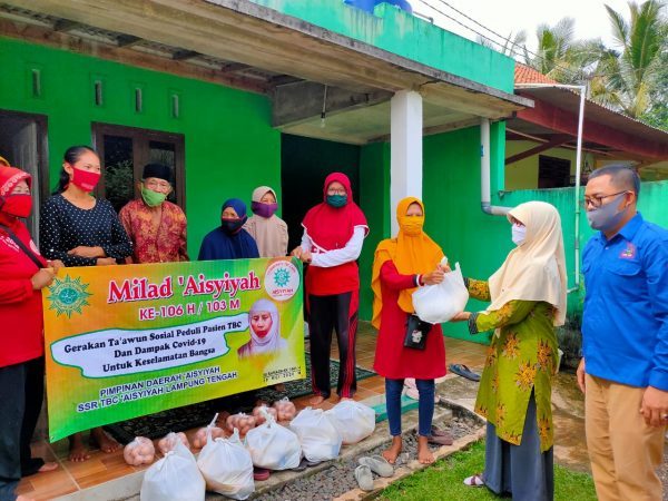 Milad ‘Aisyiyah ke 103 SSR TBC Care ‘Aisyiyah Lamteng Bagikan Makanan Tambahan Pasien TBC
