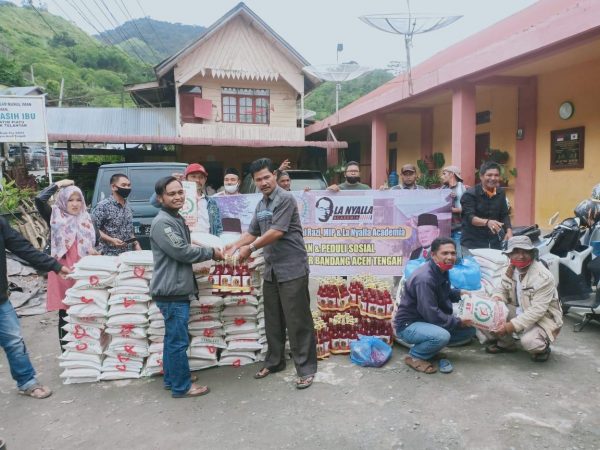 La Nyalla Academia dan Senator Fachrul Razi Bagikan Bansos Korban Banjir Bandang Aceh Tengah