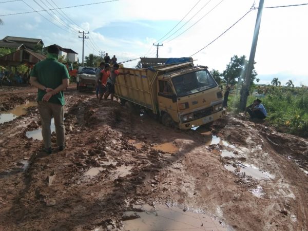 Lapor Pak Gubernur Masyarakat Rawajitu Masih Hidup Berdampingan Dengan Jalan Rusak