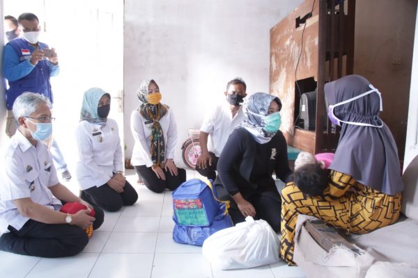 Pemprov Lampung Bagikan Bantuan Covid-19 Untuk Penyandang Disabilitas di Teluk Betung Utara