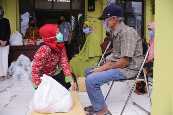 Hari Lansia Nasional ke-24, Pemprov Lampung Bagikan Biskuit di Panti Tresna Werdha Natar