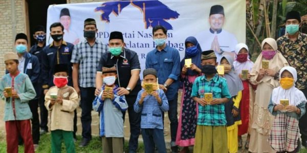 Wahrul Fauzi Silalahi Bagikan Alqur’an di TPA Palambapang