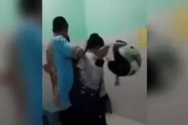 Viral Sambil Gendong Bayi Ibu Bhayangkari Gerebek Suaminya Dikamar Hotel Bersama PHL Polsek