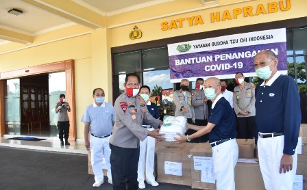 Yayasan Budha Tzu Chi Indonesia Kembali Kirim Bantuan APD dan Obat Obatan Ke Polda Lampung